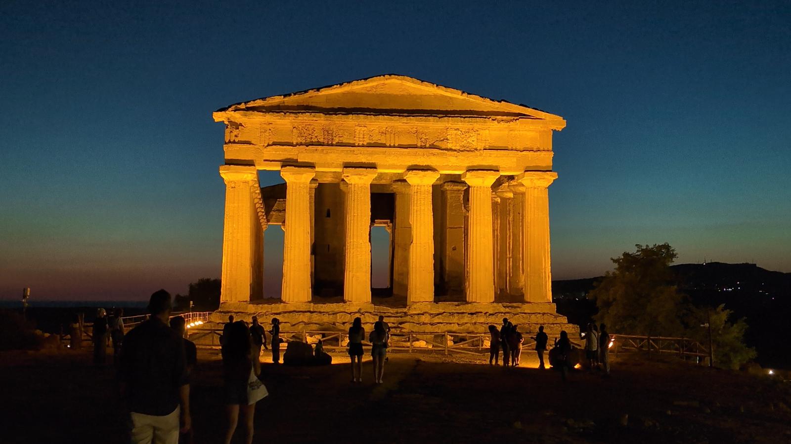 Tempio de la Concordia by night