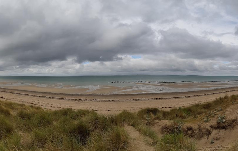 Vue sur les bouchots de Blainville et le phare du Sénèquet depuis le cordon dunaire