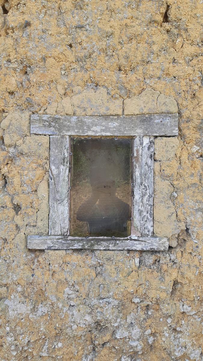 Auto-portrait de glaise et de bois